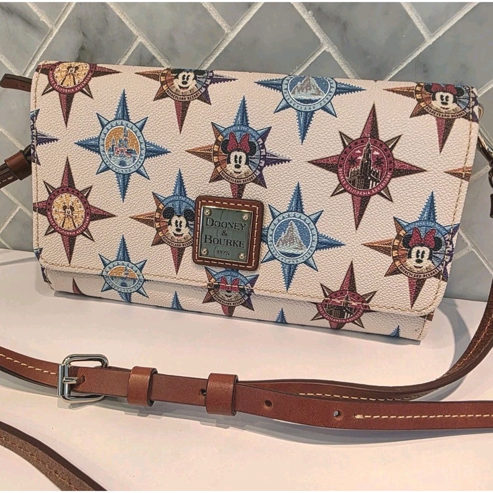 Disneyland Dooney & Bourke Passport Compass 4 Parks Crossbody Wallet Mint Disney